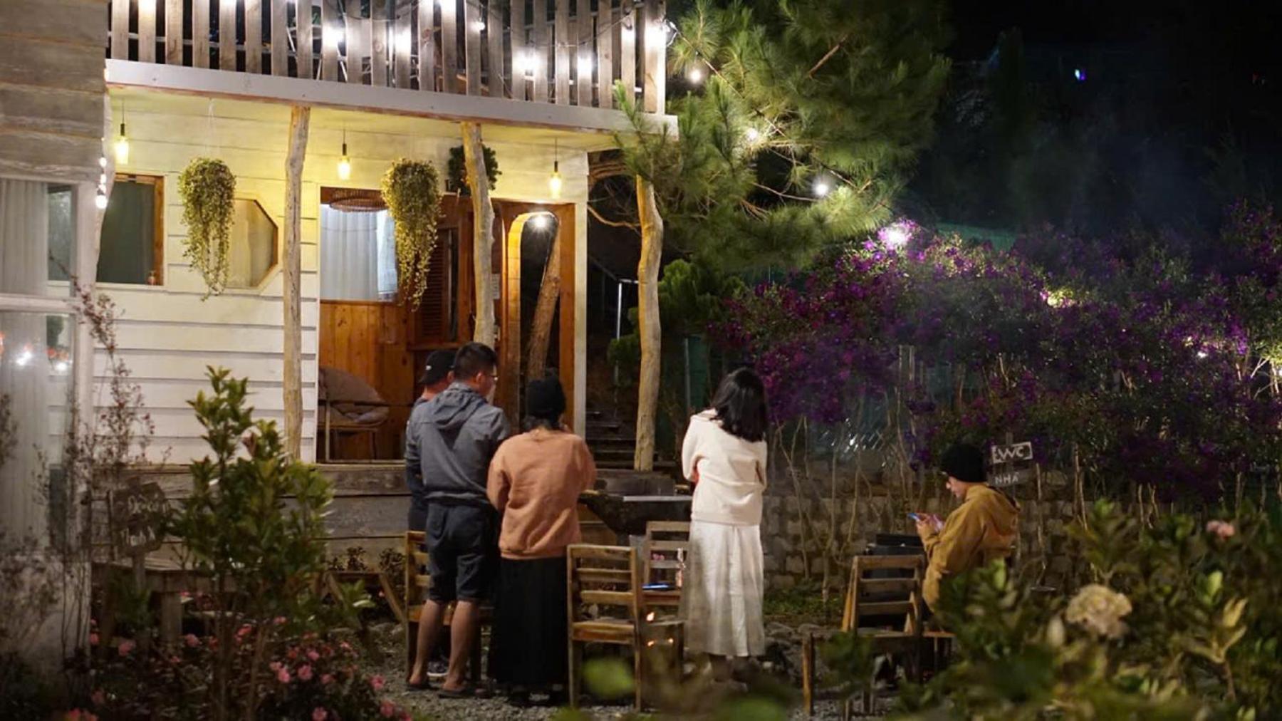 Lưng Chừng House