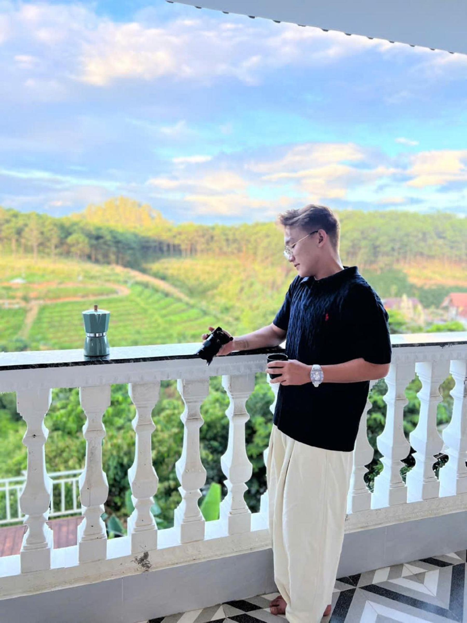 Lưng Chừng House