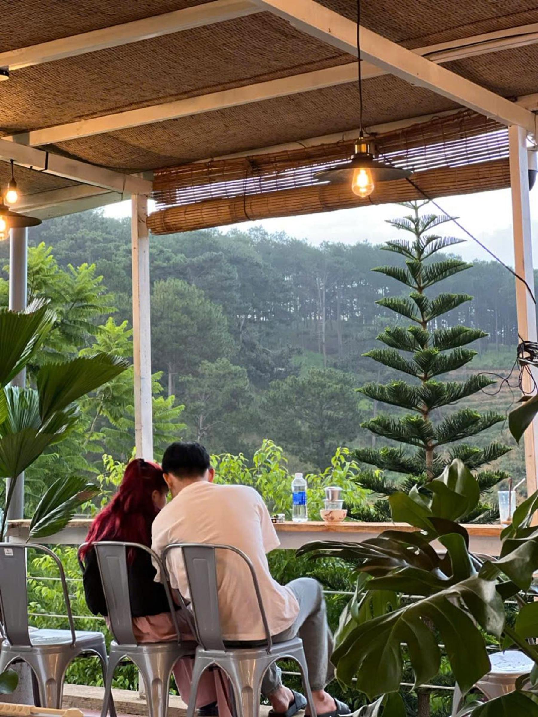 Lưng Chừng House