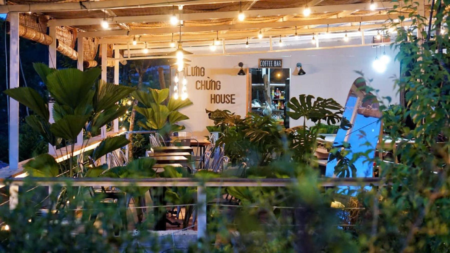 Lưng Chừng House