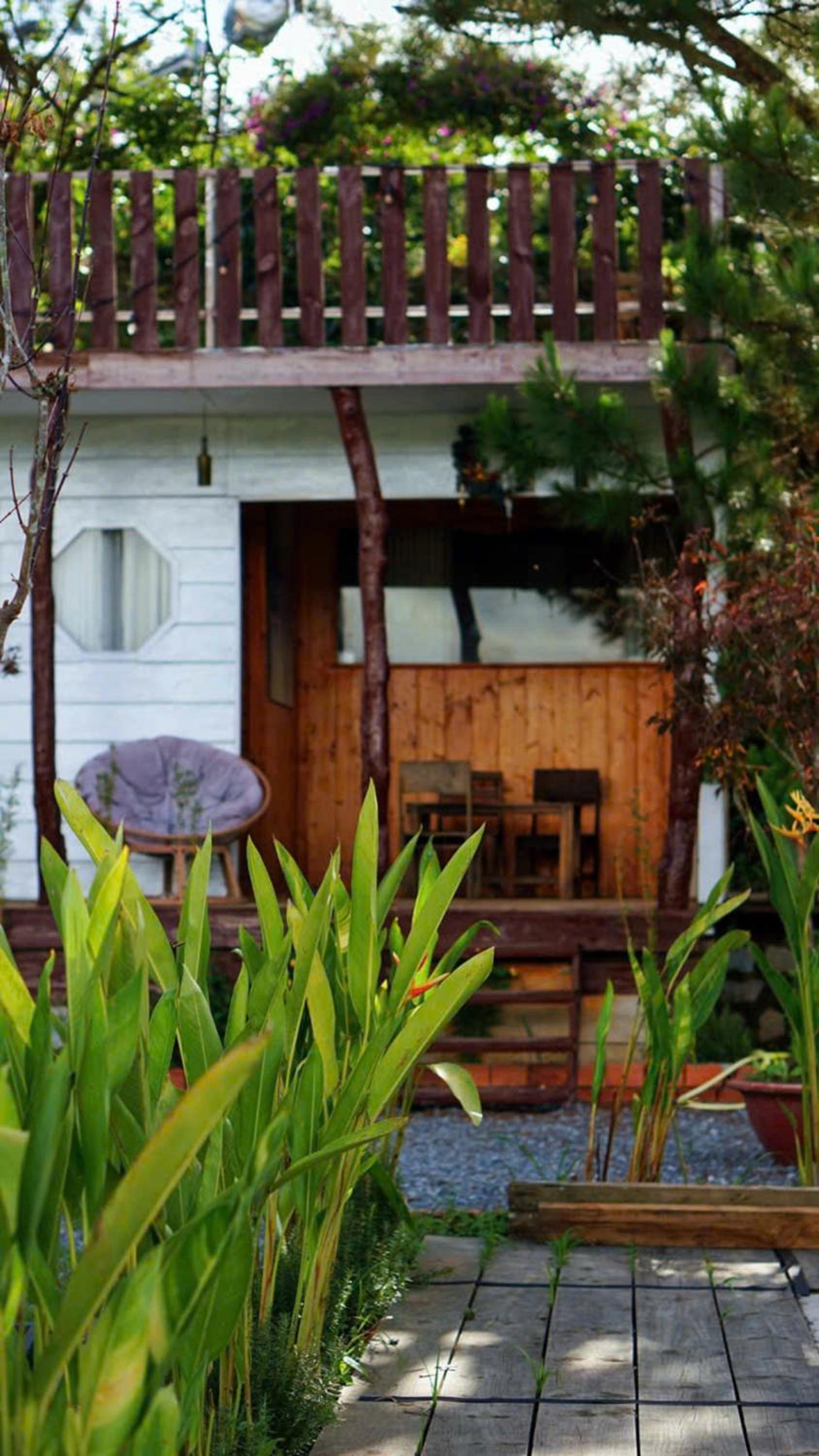 Lưng Chừng House