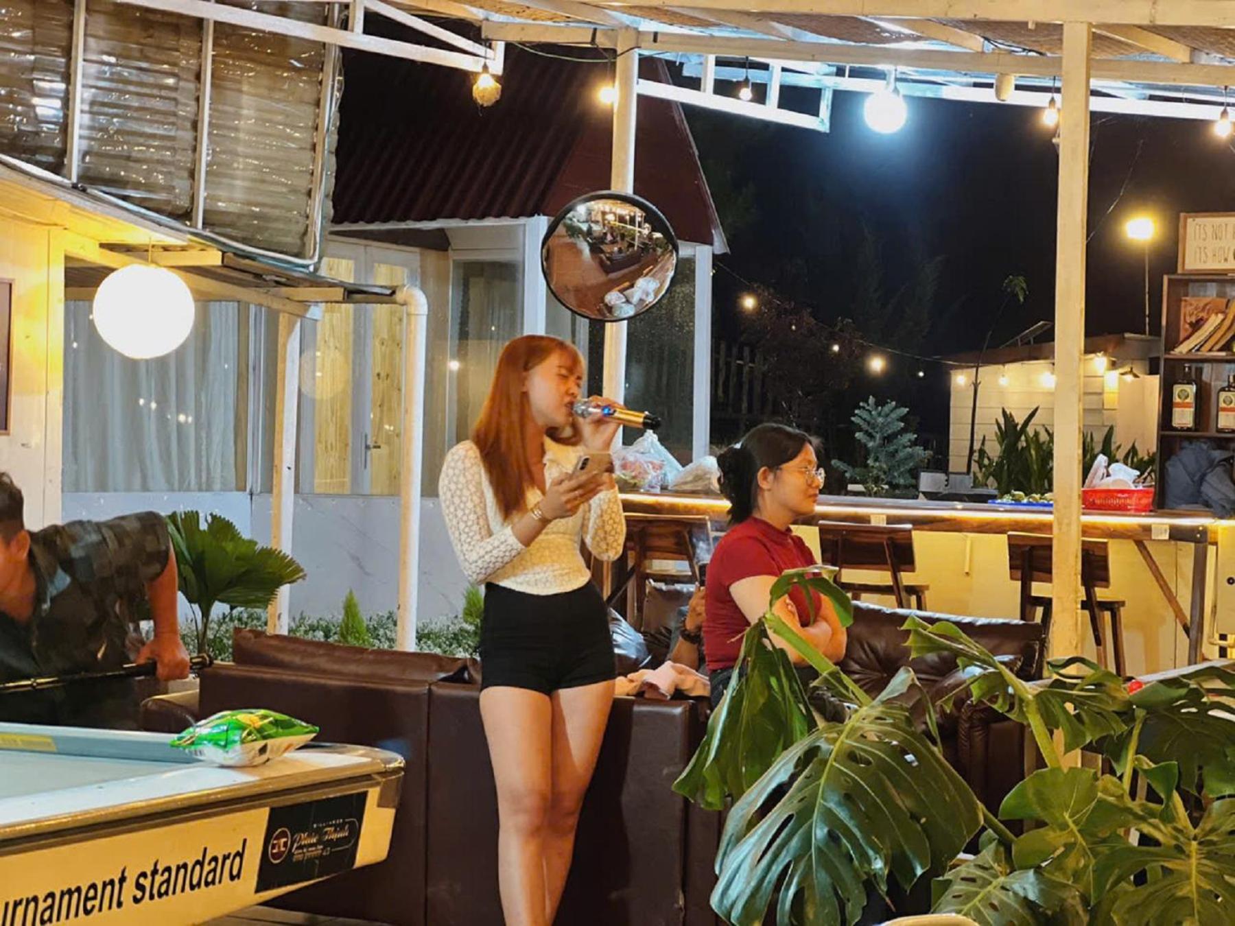Lưng Chừng House