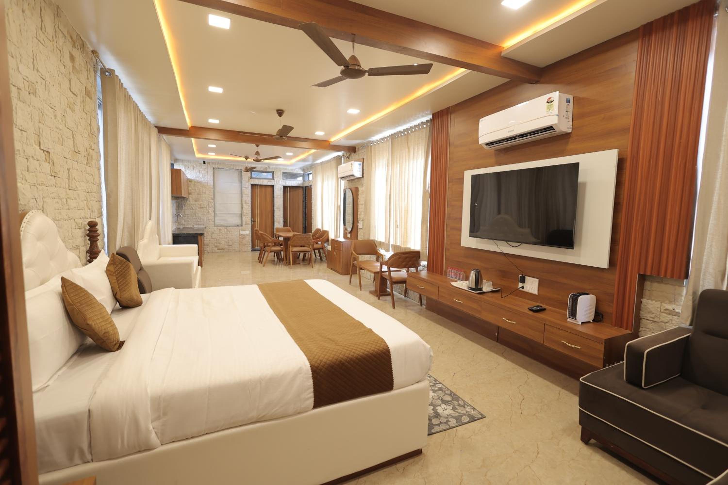 Suite bedroom with lounge seating