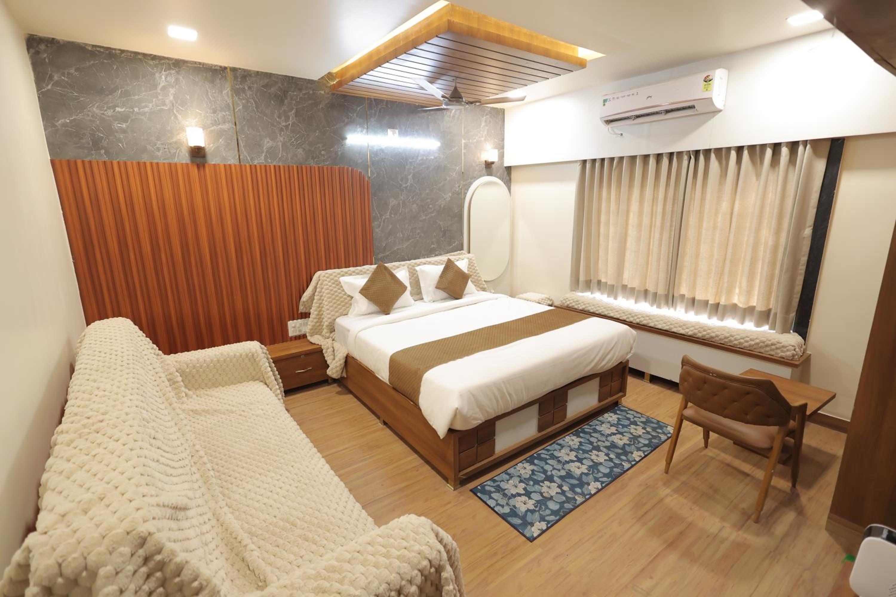 Twin bed room with sofa