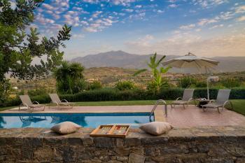 Hotels with swimming pool à Melidhónion