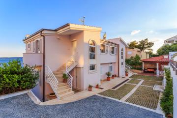 Holiday home Lola, sea on a palm! HEATED POOL