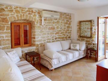 Charming Apartment in Okrug Donji near Sea