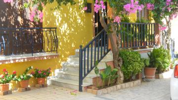 Gardenhouse In The centre of Corinth