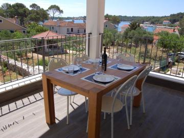 Spacious Apartment in Veli Rat with Courtyard
