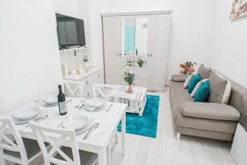 d.Five Vintage Apartment in the Center