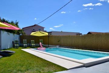 4 separate apartmens private pool 20people max