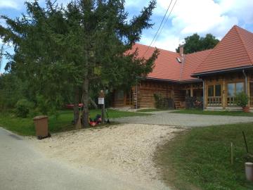 Apartman egy Makovecz Imre tervezte házban