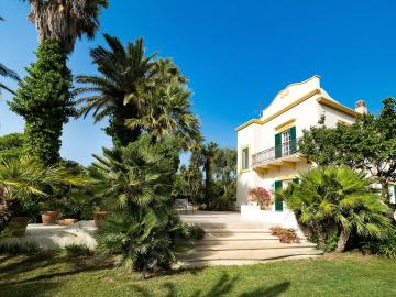 Elegant villa in Salemi with swimming pool
