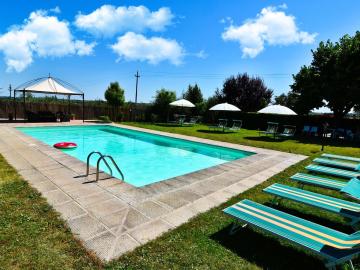Stunninh villa in Cortona with mountain views