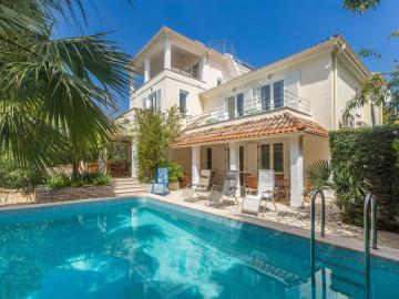 Beautiful villa in Premantura with private pool and sea view