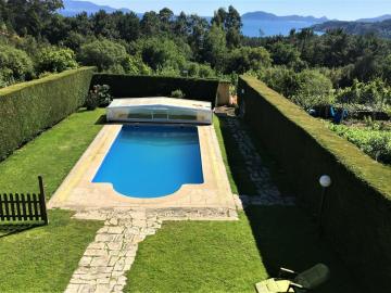 Spacious Villa in Galicia, 800 m from Playa de Vino beach