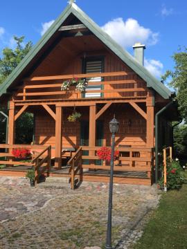 Domek nad stawem