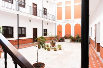 Muy Céntrico Apto. En típico Patio Sevillano