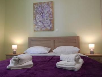 Koukaki-comfy with a balcony apt.