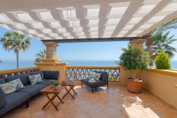 18166 - SUPERB FRONT LINE LOCATION - HEATED POOL