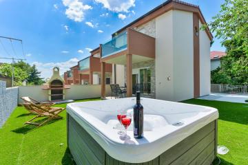 Crowonder Cascada Villa with Jacuzzi - S1