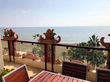 Atico-Duplex primera linea de playa en el centro de Estepona
