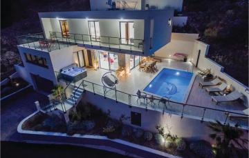 Stunning home in Lokva Rogoznica with Jacuzzi, Sauna and Outdoor swimming pool