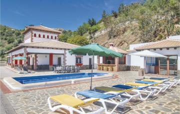Beautiful home in Sayalonga with 5 Bedrooms, WiFi and Outdoor swimming pool