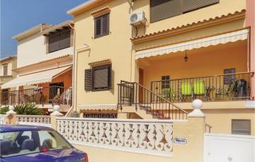 Beautiful apartment in Oliva with 2 Bedrooms and WiFi