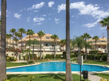 STYLISH TOWNHOUSE IN BEACHFRONT COMPLEX