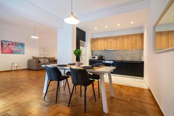 Zan Moreas, Beautiful apartment in Koukaki
