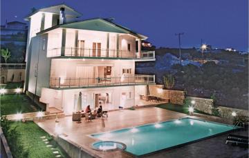 Amazing home in Theologos with Jacuzzi, Outdoor swimming pool and Swimming pool