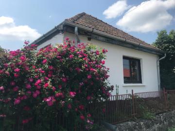 Rozsa House - Village Retreat