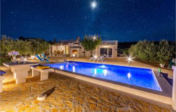 Beautiful home in Pucisca with 3 Bedrooms, WiFi and Private swimming pool