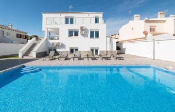 6 Bed Modern Luxury Villa 5 Min Walk to Beach!