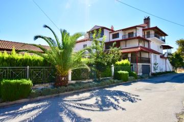 Menis Haus Apartments