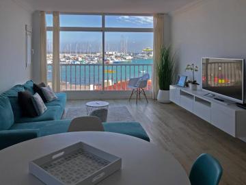 Modern And Bright Apartment With Sea Views