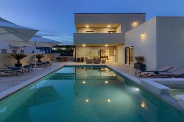 Luxury Villa Mako with big size pool and hydromassage near the city center and the beach
