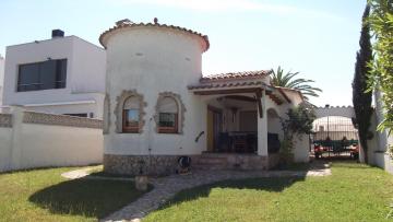 VILLA amb JARDÍ i AMARRE