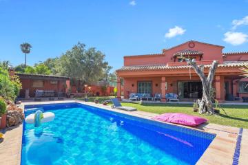 6 bedrooms villa with private pool and enclosed garden at Marbella 1 km away from the beach