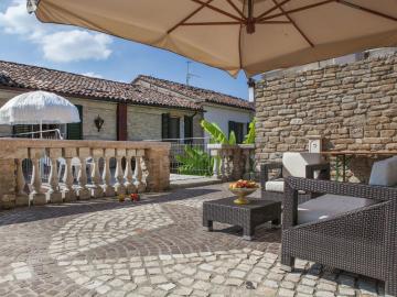 Apartment in quiet and green environment with swimming pool