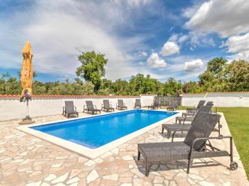Garden View Holiday Home in Banjole near Beach and Boat Excursions