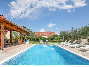 Lovely Holiday Home in Pako tane with Swimming Pool