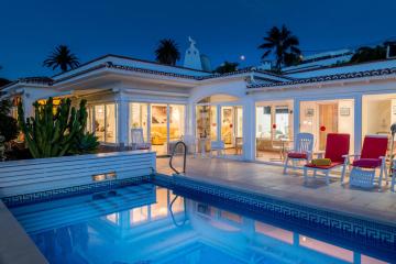 Relaxing villa with heated pool and luxurious views