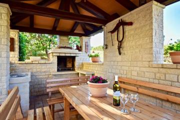 Delightful new holiday apartment with grill and trampoline
