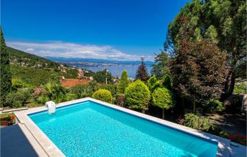 Stunning home in Icici with 4 Bedrooms, Sauna and WiFi