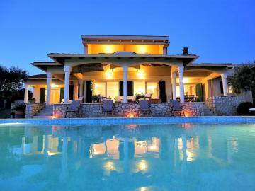 Beautiful villa Clara with a swimming pool in Ko ino near the sea
