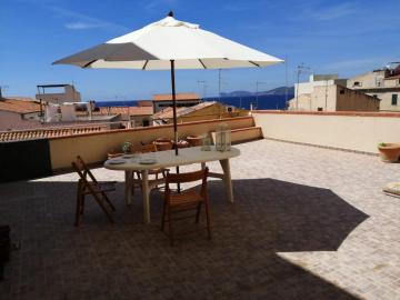 Appartamento con grande terrazza sul mare