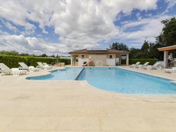 Elegant Apartment in Banjole near Fratarski Otok Island