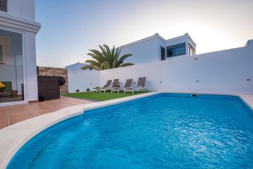 2 bedrooms villa with shared pool furnished terrace and wifi at playa blanca 2 km away from the beach